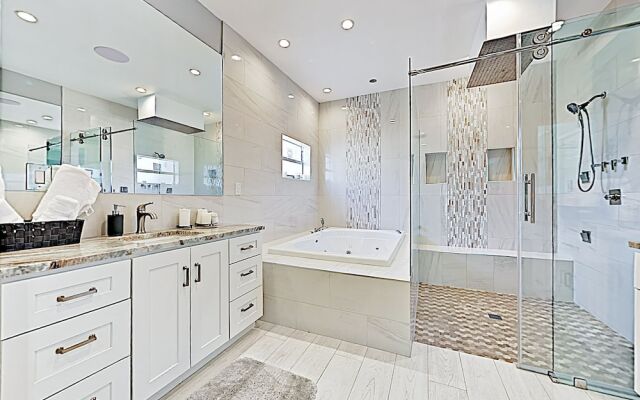 New Listing! Sumptuous Near Beach W/ Pool 3 Bedroom Home