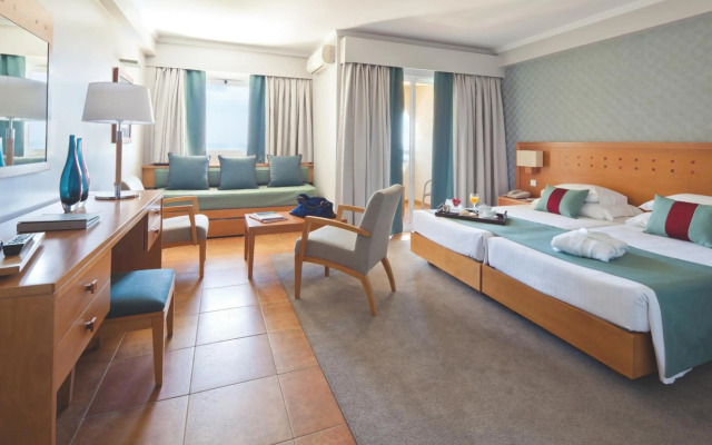 Отель Ozadi Altura Beach Resort