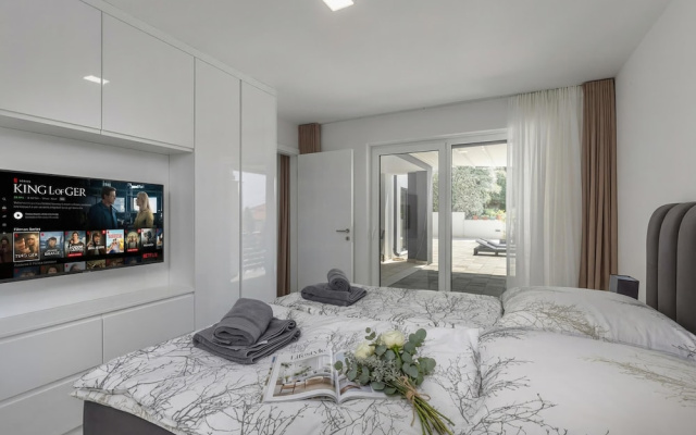 Spacious Pool Apartment Crikvenica