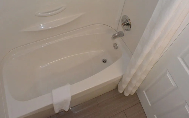 Econo Lodge Inn & Suites