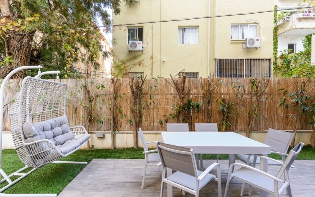 Family Apt & Private Garden near Beach by FeelHome