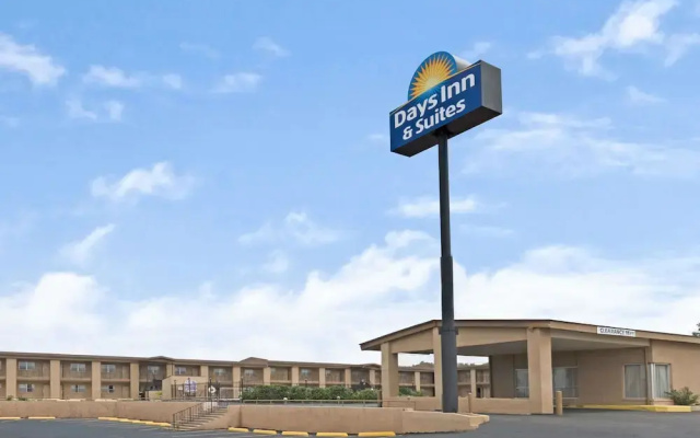 Days Inn & Suites By Wyndham Santa Rosa