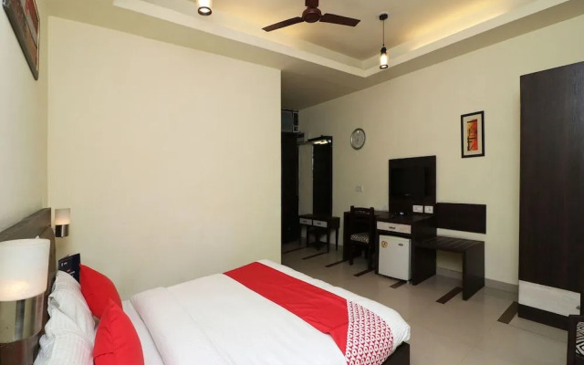 OYO 389 Hotel Applee Inn