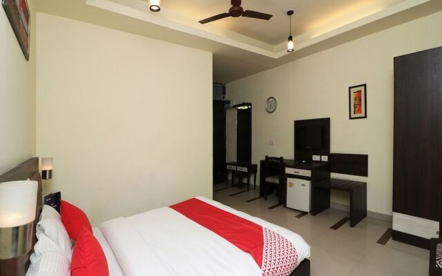 OYO 389 Hotel Applee Inn