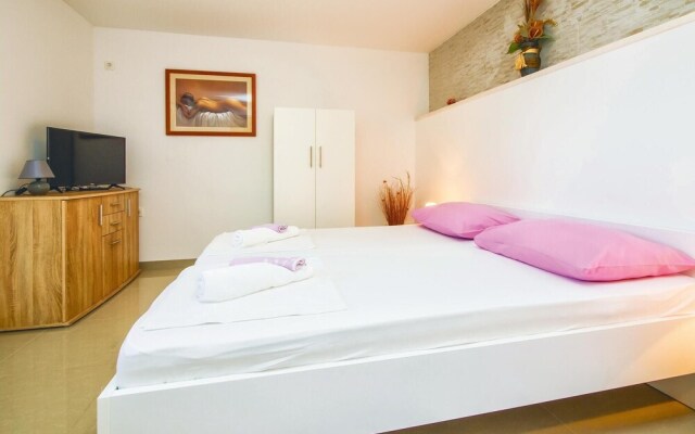 Beautiful Home in Mali Rat With Wifi and 0 Bedrooms