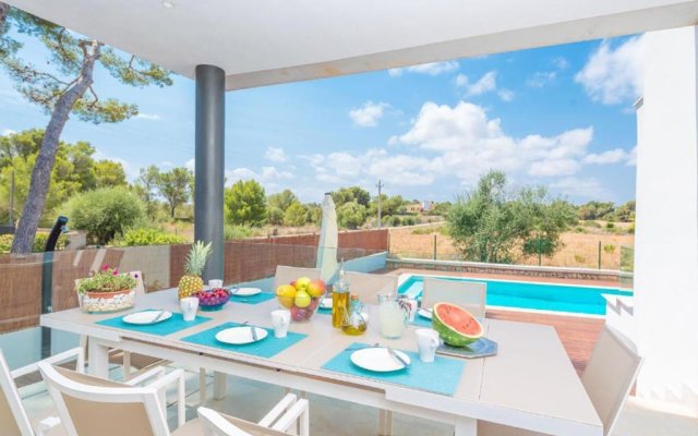 Villa Casa Marian for 8 with swimming pool, garden and close to beach