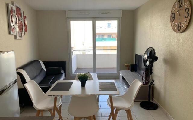 F2 rénové,lumineux avec balcon,parking et piscine