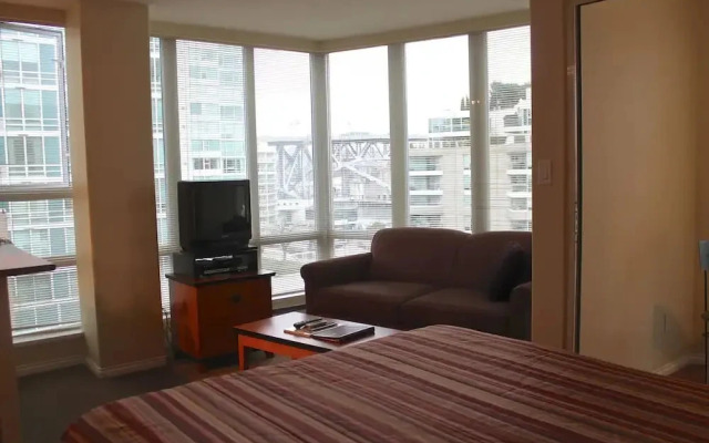 910 Beach Avenue Apartment Hotel