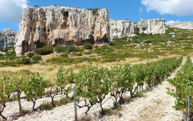 Studio in Lançon-provence, With Shared Pool, Furnished Garden and Wifi