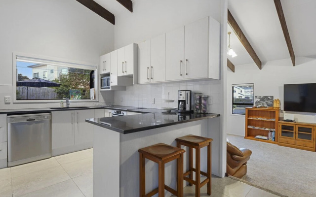 Spacious Family Home - Backyard-Mt-Views