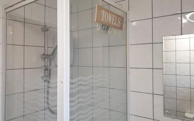 Cosy 2 Bedroom City House with 2 Bathrooms