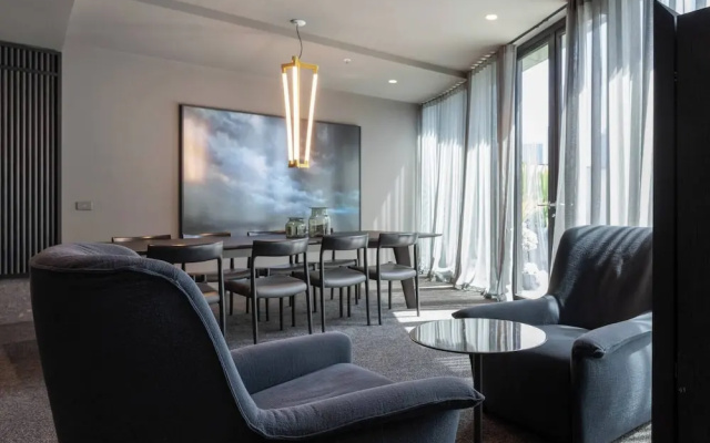 Southbank 2BR High City Views Enjoy Wine, Gym, Pool, Wifi
