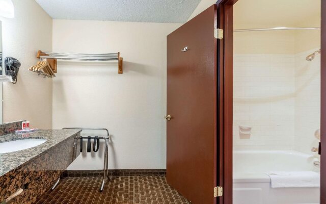 Econo Lodge Inn & Suites Hillsboro - Portland West
