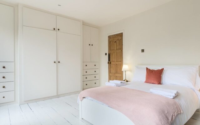 Charming 3BR Home in West London, 6 Guests