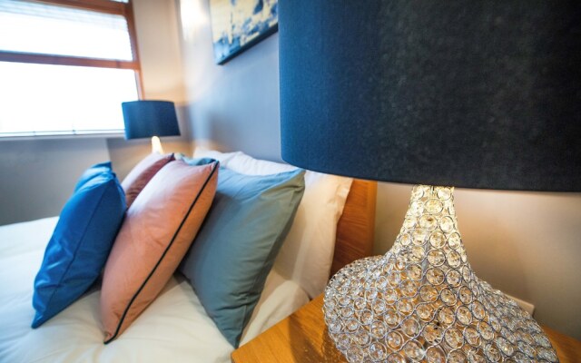 Stylish Central Reading Apartment with Free Parking