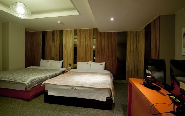 Max Motel