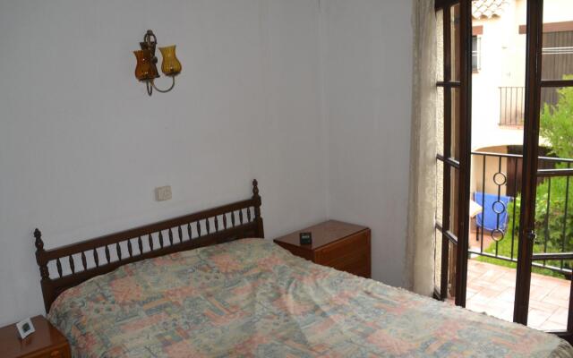 Cozy Holiday Home in L'Estartit with Swimming Pool
