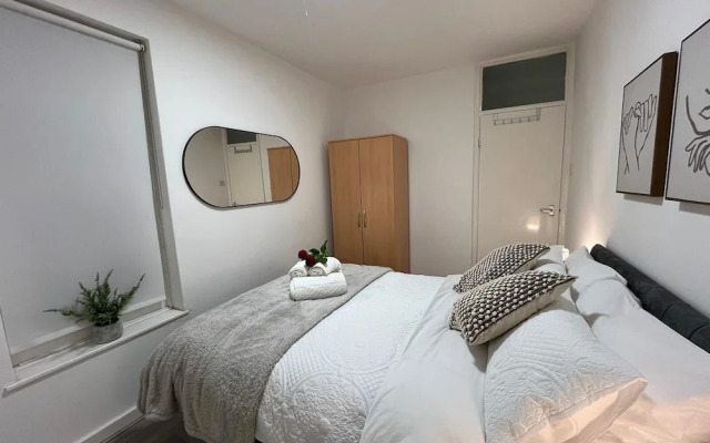 Elegant 3 Bedroom Flat with Garden Oasis