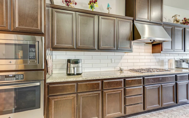Beautiful Bakersfield Home ~ 8 Mi to Downtown!