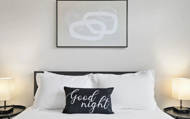 Sleek 2BR - Hyde Park 405