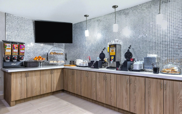 La Quinta Inn & Suites by Wyndham Paris