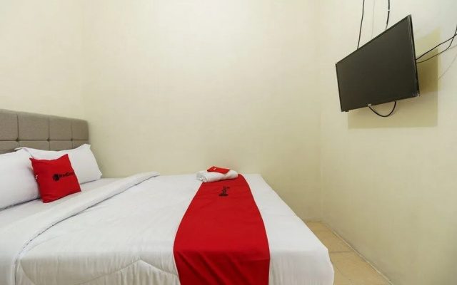RedDoorz Syariah near RS Mitra Keluarga Depok