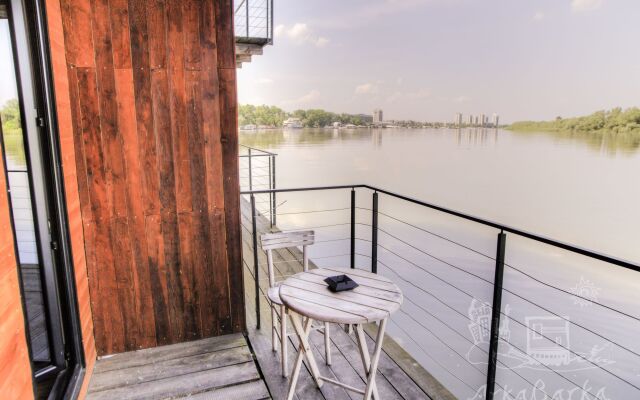 ArkaBarka Floating Hostel and Apartments