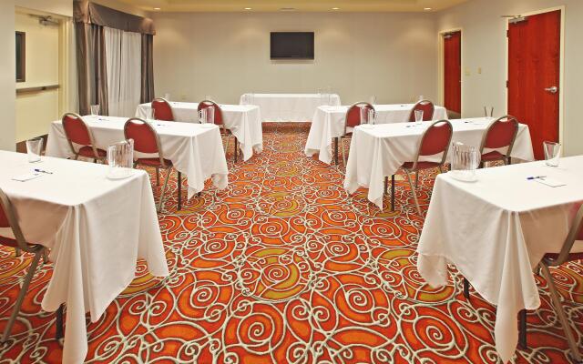 Holiday Inn Express & Suites West by IHG