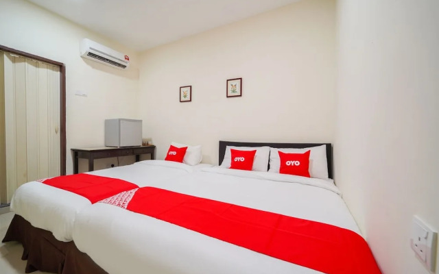 OYO 90011 MN Ferringhi Inn