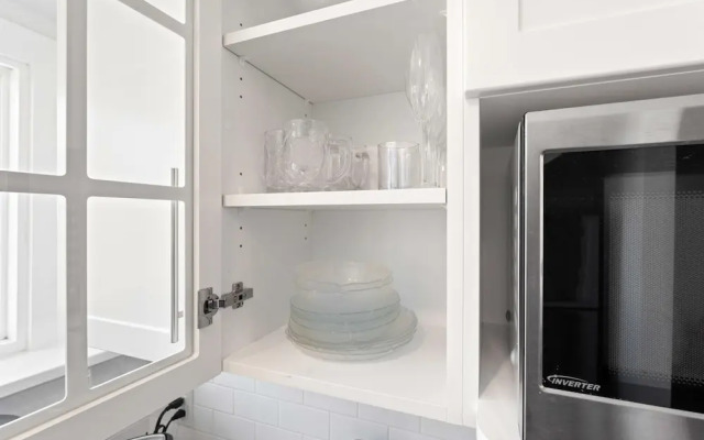 Private Studio Apartment in Burlington - U5