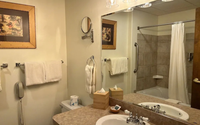 The Common Man Inn & Spa