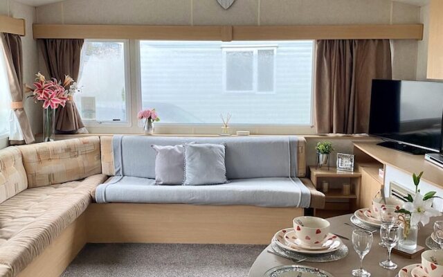 Stunning 2-Bed Sleeps 6 Caravan in Felixstow