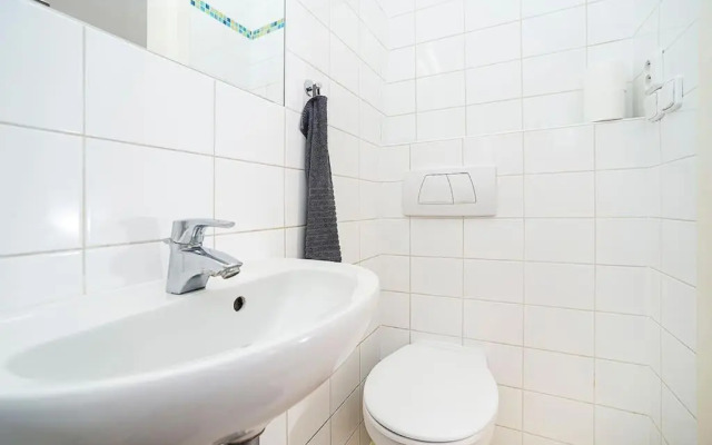 Cozy and sunny apartment in uptown