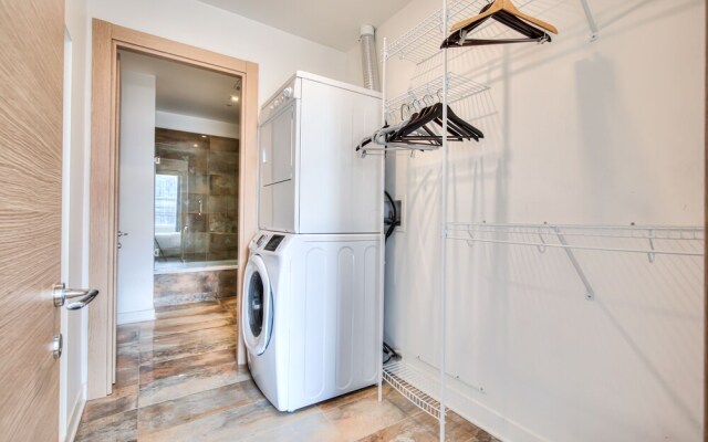 The taliane Superbe Condo 2BDR Montreal