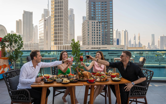 Отель Radisson Blu Hotel, Dubai Canal View