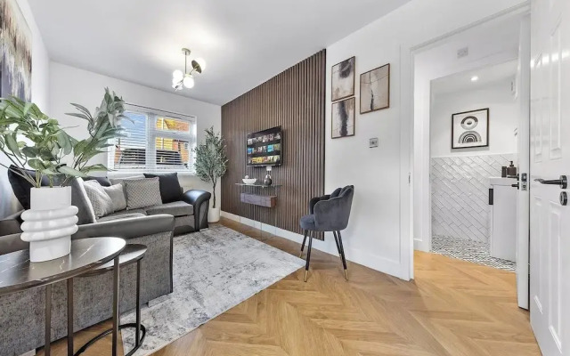 Spacious 4BR Home in Brentford, Free Parking