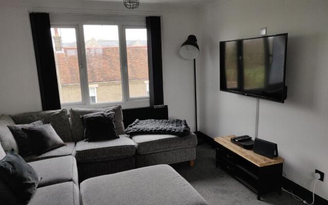 Riverside Park Penthouse Apartment In St Neots