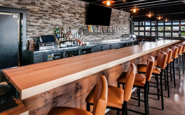 Cobblestone Hotel & Suites - Appleton International Airport