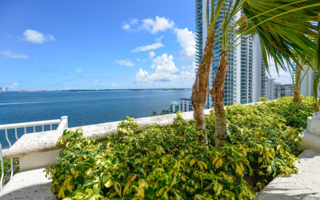 Direct Ocean views 3BR Condo at Brickell