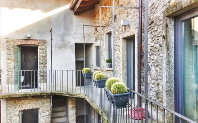 Tra Sassi Stelle apt in a Lake View Stone House