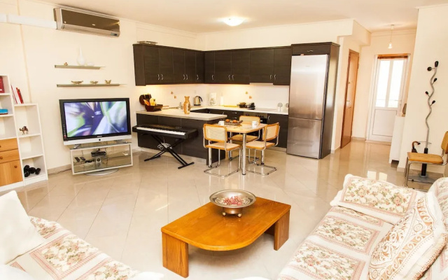 Spacious Apartment in Neos Kosmos