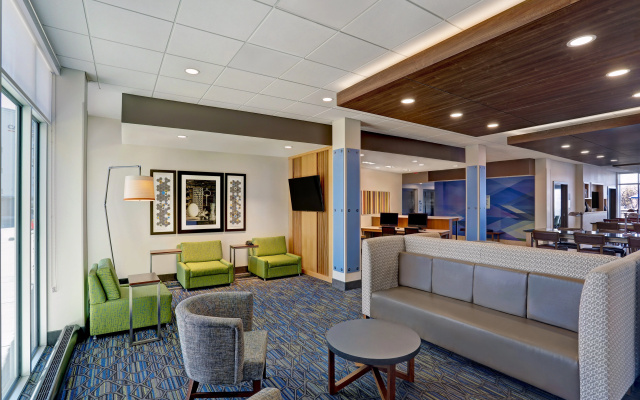 Holiday Inn Express & Suites Lenexa - Overland Park Area by IHG