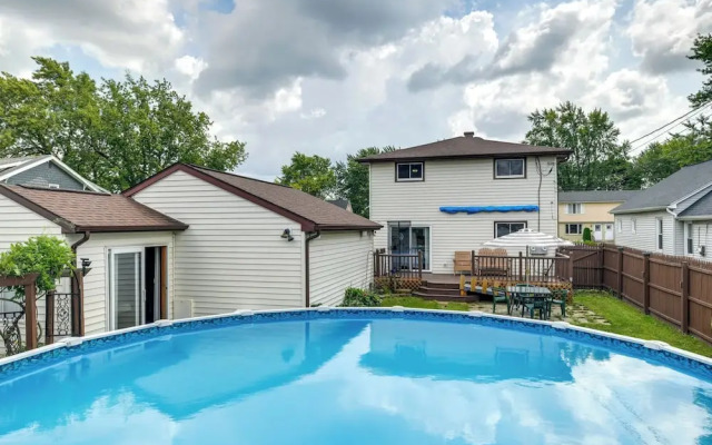 Central Apt in Cheektowaga w/ Private Deck!