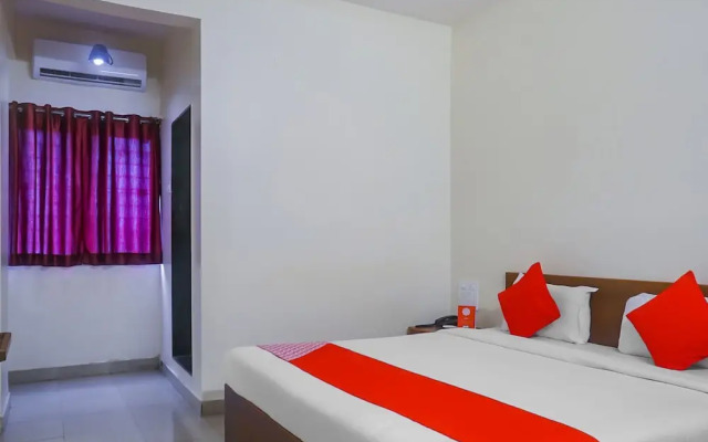 OYO 11551 Hotel Pioneer 2