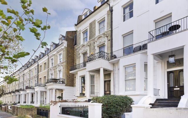 Bright one Bedroom Apartment With Balcony in Maida Vale by Underthedoormat