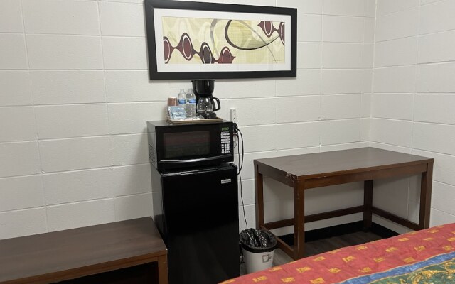 Driftwood Inn and Lodge by the lake