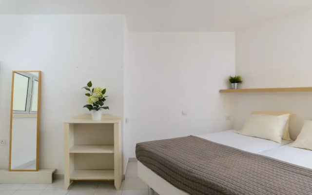 3BR Apt Steps from Sea W Parking