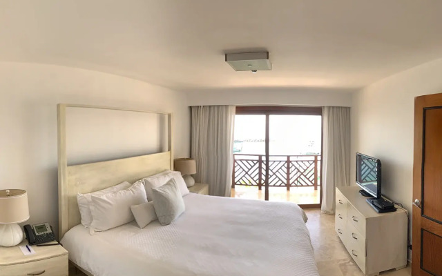 The Bannister Hotel & Yacht Club