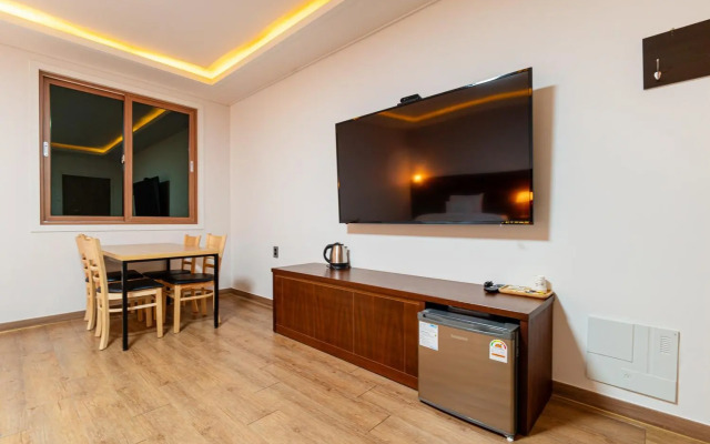 F1 Hotel