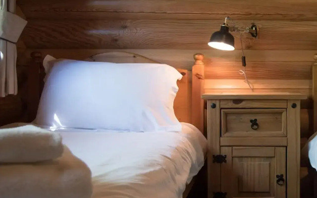 Oak Lodge With Hot Tub, Kingfishers